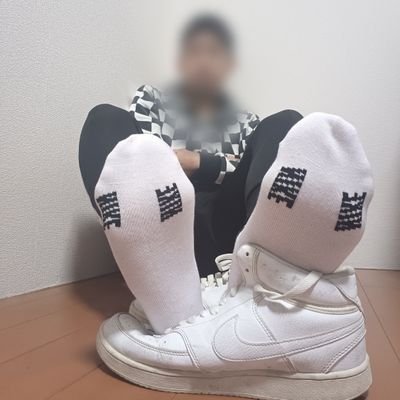 20代/バイ/足フェチ/スニソ、スニーカーlove/ドS、ドM両方OK/サポ/ソックス等販売/DM/靴下とパンツ洗わない/https://t.co/hycCO5yllL