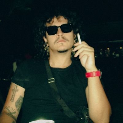 vvvegas_'s profile picture. Um café forte sem açúcar, por gentileza!