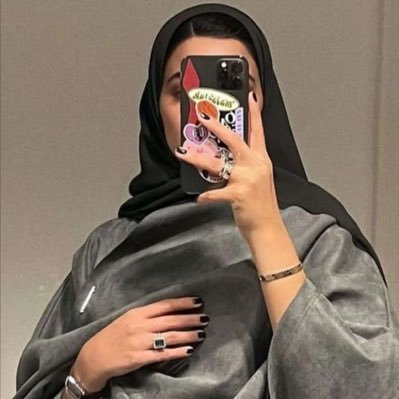 حننتُ إليك حتـى ذاب قلبـي وصار هواك في روحي مقيمـا فرشتُ لك النمارقَ من ضلوعي وكنت لمهجتي ضيفـاً كريمـاء