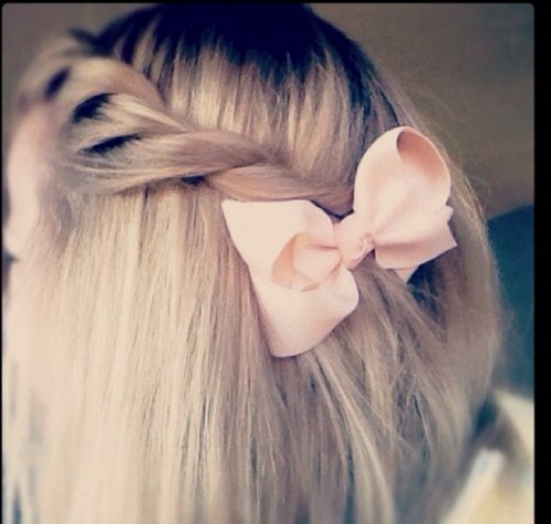 ThePreppyBlonde's profile picture. A preppy blonde girl who adores her Lilly and pearls. Raised by the bible, and can hold a conversation with anyone.