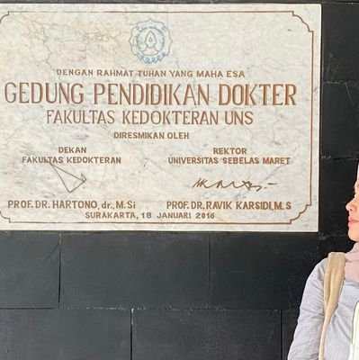 _youmms's profile picture. a selenophile. ⚕️💊