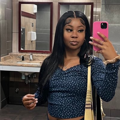 my world you literally just living in it🫂👩🏾❤️💋👩🏽 im also a part time lesbian🏳️🌈🫶🏾