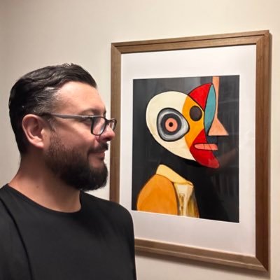 Comprometido con indagar en el actuar entre los seres humanos para el desarrollo de sensibilidades de creación, colaboración y pluralidad.