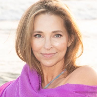 Storyteller/ Spiritual Educator/ Igniting Purpose & Passion. Inspirational Speaker/ Agape International Spiritual Center. Instagram: @revjuliemoret