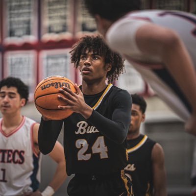 Instagram@m.buckets1🦍6’1 elliottmaseyo1@gmail.com #6195861459 mission bay 2025🖤💛 GPA:4.0