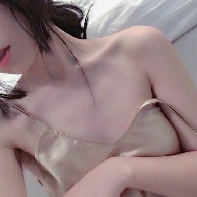 The worst way to miss someone is to be sitting right beside them knowing you can’t have them。