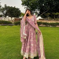 parul (@exlovecreator) 's Twitter Profile
