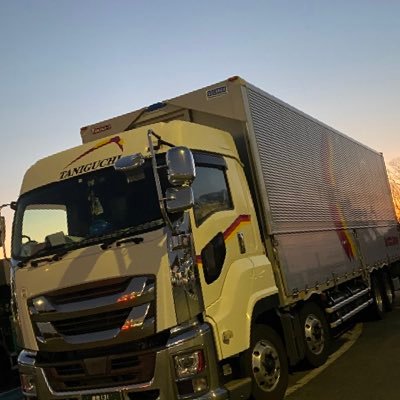 岡山~大阪を行ったり来たりしてる大阪岸和田在住の大型トラックドライバー🚚基本ふざけてるのでおもしろおかしく絡んでくださいな👋