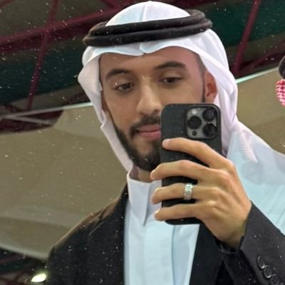 تايه ولا يدري عن تصاريف الأيام ومافي يدينه غير كنز القناعة .