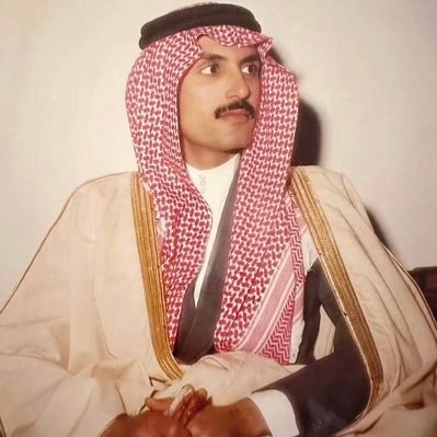 “شاعر، كلماتي صدى للمواقف وصوت للمعاني، أكتب لأبقى وأبقى لأكتب.”