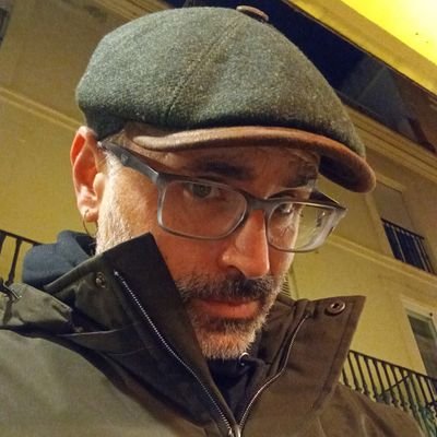 Doctor en història, novelder, professor i pare. Nacions, identitats, Novelda i el pensament de Joan Fuster. Del Girona i del Barça, a parts iguals.