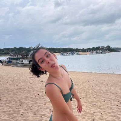 juliaavilaf's profile picture. reclamando e andando