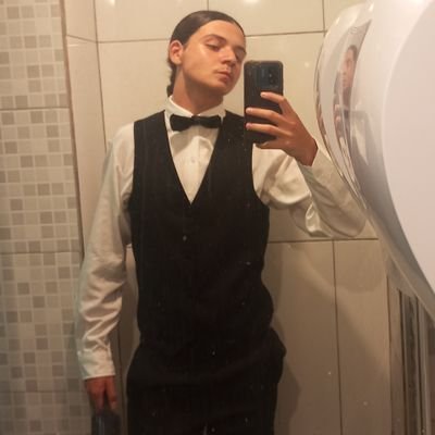 Estudante de Direito pela UFF, gonçalense, amante da música popular brasileira, religioso com o Flamengo.