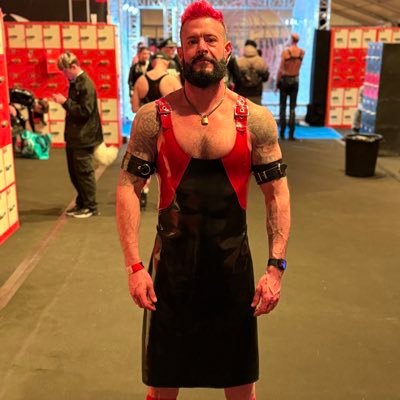 6’3” queer, poly, semi-muscular, gender blender, more Daddy than Sir, FF top, with ADHD. Proud daddy to @boyanteros Thoty pics and emo lyrics.