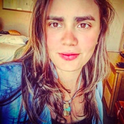 Geek💻📱 ☕ 🍷 Coleccionista de canciones 🎶 Poeta 📚 La gente que baila sola en su casa, canta a gritos, twittea y se ríe sola es la más feliz.