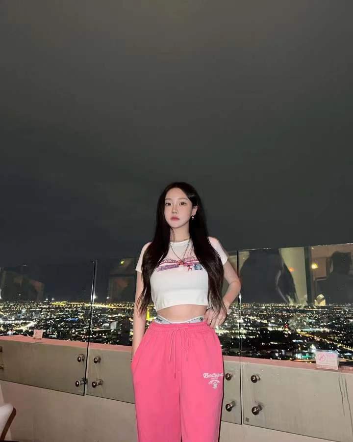 lightman0918's profile picture. 今晚好想被灌满  可以射进来给我吗 唯一联系主号：@asuka_koro0501