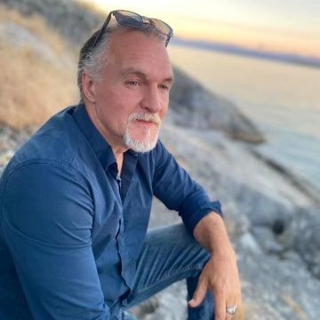 Author, stone carver, photographer, investigative journalist.
