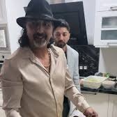 Metrosexual y pensador de la @ViejaGuardia_VG .
“Toda infancia pura más realidad que sueño”