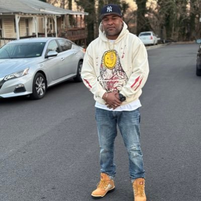 hndsmrob79's profile picture. 