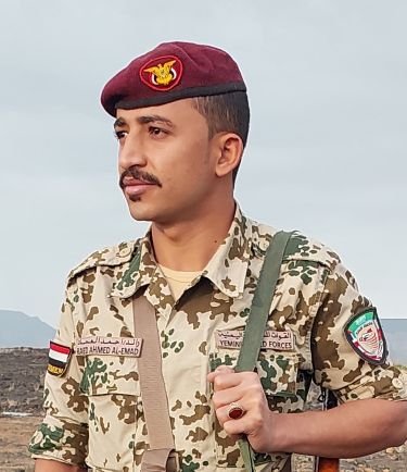 ضابط عسكري يقاتل في جبهتيين معاً (الميدان_الوعي)
سيسقط مشروع الحوثيه الى الابد عهد ووعداً لكل احرار وحرائر اليمن✌🇾🇪