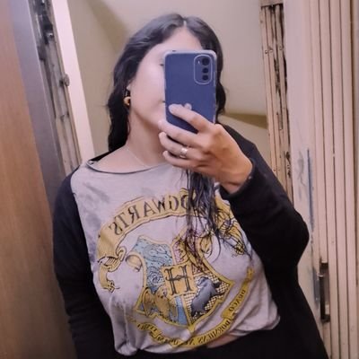 She/Her 🏳️🌈 | Trifundando desde 1993. Cantante. Tesista de comu. Demi. Bahiense como el Manu. Potterhead.