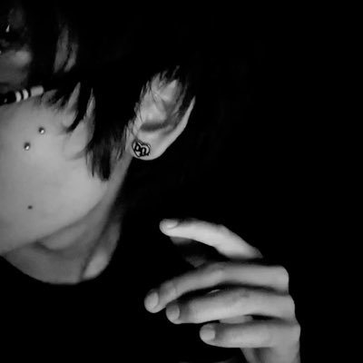 ii_hanbaek's profile picture. just stay away.