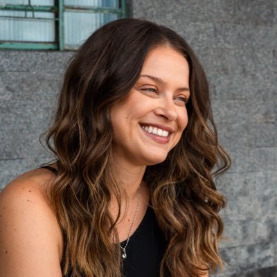 Vereadora pelo PCdoB, a mais votada de Criciúma, Santa Catarina, suplente de deputada federal, cirurgiã-dentista, professora universitária. 🌼