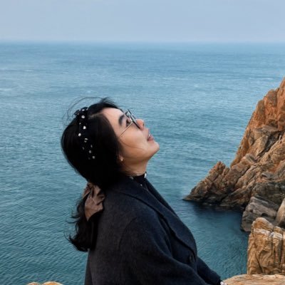 MayaNuist's profile picture. 继续摇摆吧/我的天真老朋友 只有滚动的石头/才能不长青苔