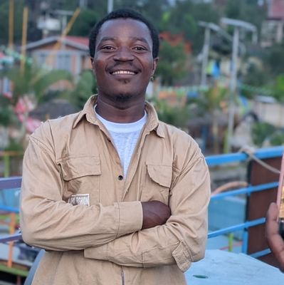 Analyste indépendant, reporter des faits et événements socioculturels, réalisateur de chronique, jeune écrivain et entrepreneur congolais.