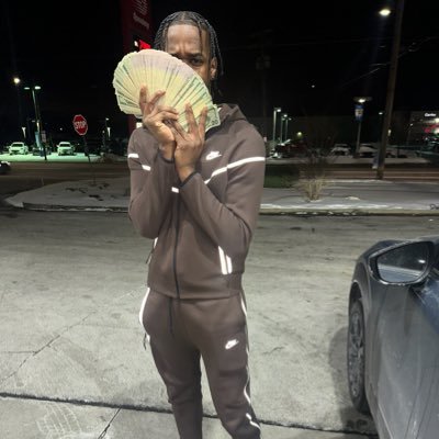 _itsmomo4's profile picture. play ball @itsmomo4