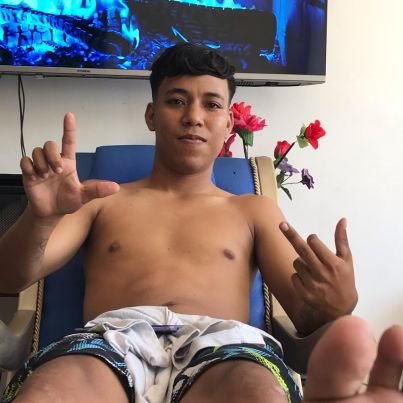 Size: 8.5 || 19 Years || 🇺🇸 Come to my DM and give me all your money I deserve it 💲🏧 Exposure/Skype Drains/Humillation/Custom📱