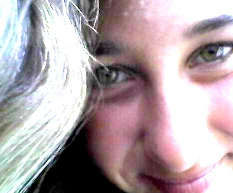 adolescente estranha e fora do padrão,não tente me entender 
α мεиιιиα qυε αs vεzεs υsα sαlτσ αlτσ...α мυlhεя qυε bяιιиcα dε bσиεcα