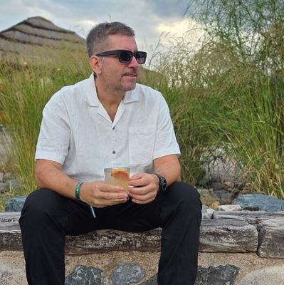 La vida tiene sentido sólo si te divertís. Periodista integral, como el pan. Entretenedor.
Creador de #LaGranJuanJunco
Conductor de #EscenarioMercenario