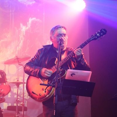 Conjugador de sons e letras que testemunham a viagem a um universo paralelo onde o ser e o não ser se confundem. Médico de profissão, encara a arte com paixão.