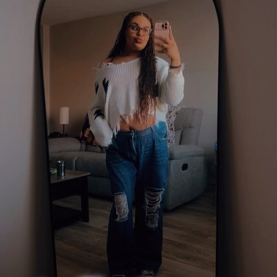 KenzieL_14's profile picture. 