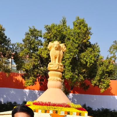 कभी हँसते हुए छोड़ देती है ये जिंदगी,कभी रोते हुए छोड़ देती है ये जिंदगी।न पूर्ण विराम सुख में,न पूर्ण विराम दुःख में, बस जहाँ देखो वहाँ अल्पविराम छोड़ देती है
