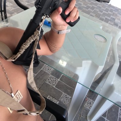 nunca tente ver o lado ruim de uma pessoa boa ✍🏾. maior que o amor só o ódio ! filhote do raza