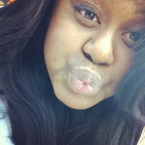 iPhone User,  Pop a Bunch Of BullShit  Everydaay. Out Of Thee Ordinary, Jamaican . Tweet whatever Retweet whaat i likee