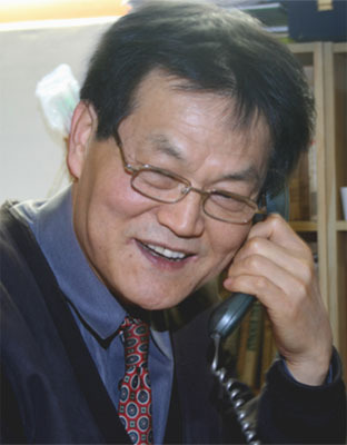 '정남진 장흥' 사는 지역신문 편집인-편집국장/시인/ '잡글쟁이'---청풍명월이 좋아 바람처럼 구름처럼 살기를-희망---.시집 '정남진 천년의 꿈'등, 한 달간의 시베리아횡단열차 도보 여행기 '시베리아 횡단철도를 달린다(공저)''를 펴내기도---.