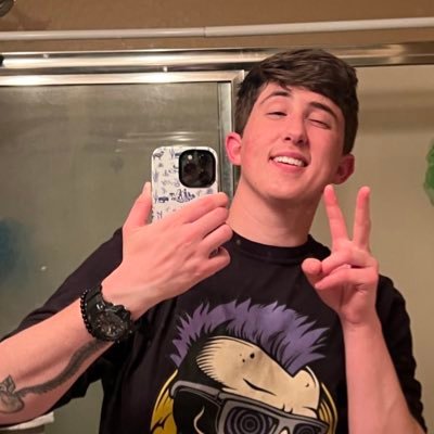 28 - he/him 🏳️⚧️ - VFX - Horror & Film - Dealer of Cards Tweets and opinions are my own 💀