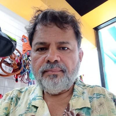 Escritor guatemalteco de literatura policial, periodista. Creador del comisario Wenceslao Pérez Chanán.