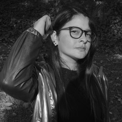 Narradora, nunca poeta. Adalid del Reggaetón. Apologista del tamal con mayonesa. Promotora de los males de esta sociedad. Digna Dama Divorciada. Chipe siempre.