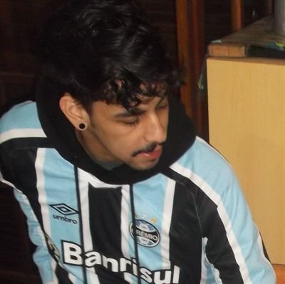 pensamentos intrusivos que vencem, grêmio e música; às vezes antissocial, sempre antifascista