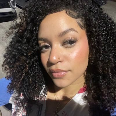 just here to be pretty and laugh ✨ ig:champagnebuzz