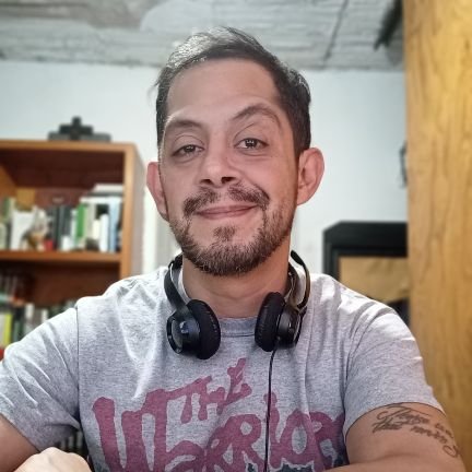 Rock, deportes, cómics, libros, cine. Estudio Historia en Facultad de Filosofía y Letras, UNAM.