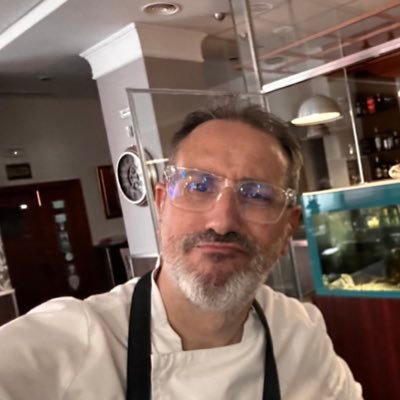 Cocinero divertido que por culpa de una merluza la gente me conoce por #marichocho , colaboro en radio y televisión .