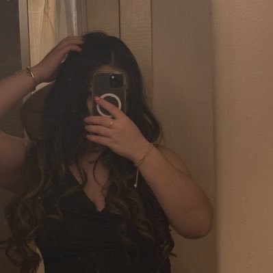 sarinaxo_'s profile picture. IG: sarina.torres