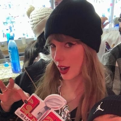 gostosa, estressada e triste. swifitie, olivia rodrigo and lana stan.