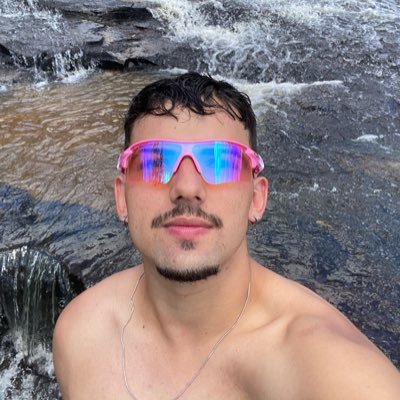um jovem (gay, triste, safado, bipolar, frágil, cansado e com sérios problemas de ansiedade) :(: - @luisasonza