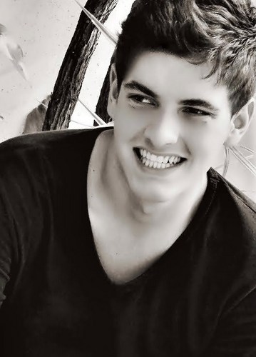 Aquele cara gente fina que sempre ta com um sorriso no rosto. (Y)'